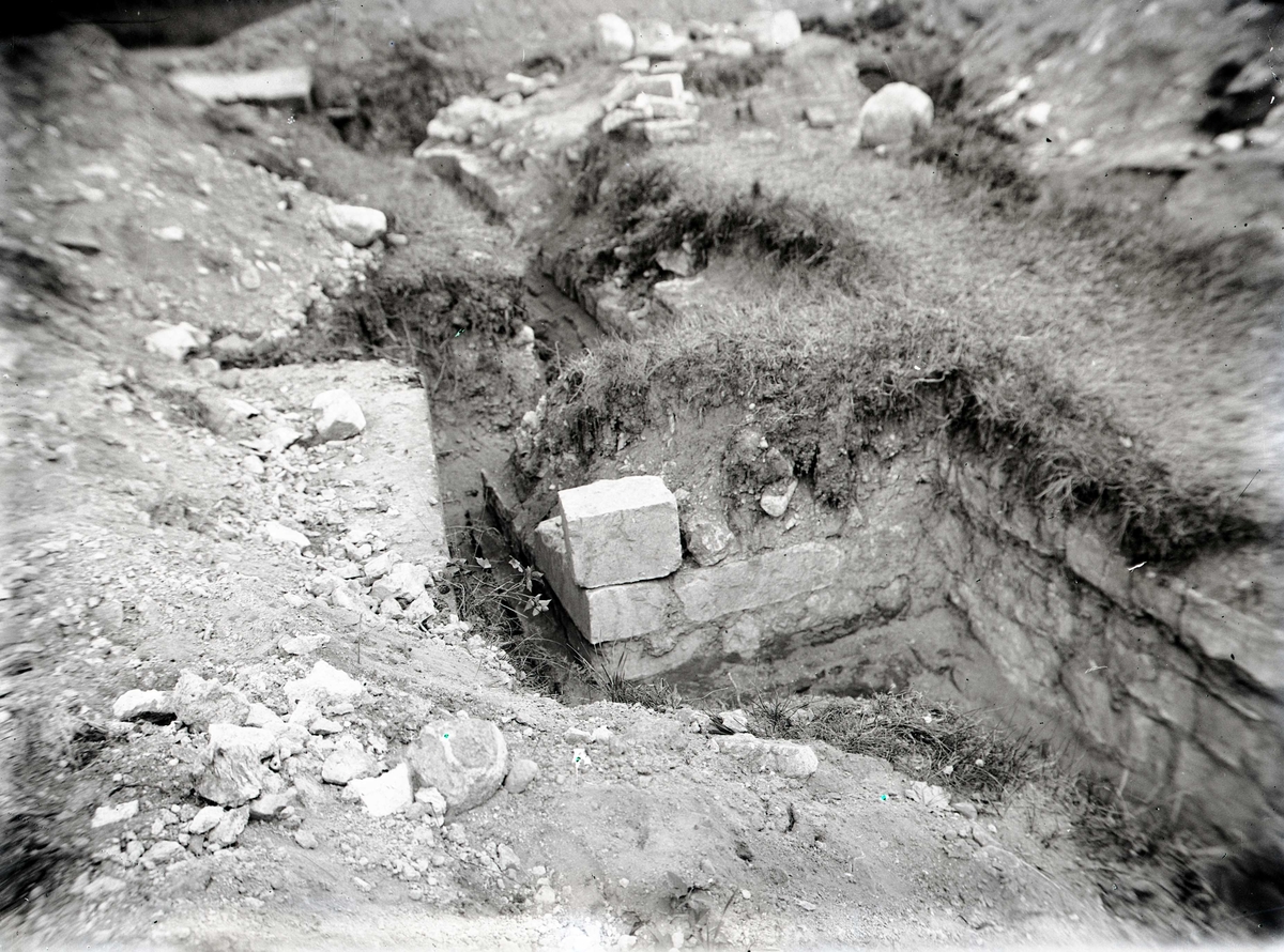 Album sammanställt av Manne Hofrén. Bilderna visar utgrävningarna i Kalmar  gamla stad 1923-1924.