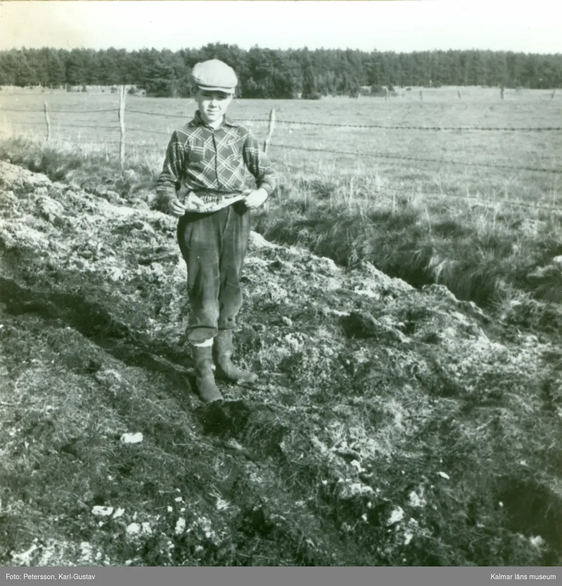 Guldringens i Skedemosse upphittare, 12-årige Birger Karlsson, Ö. Sörby, med en liten hästkäke.