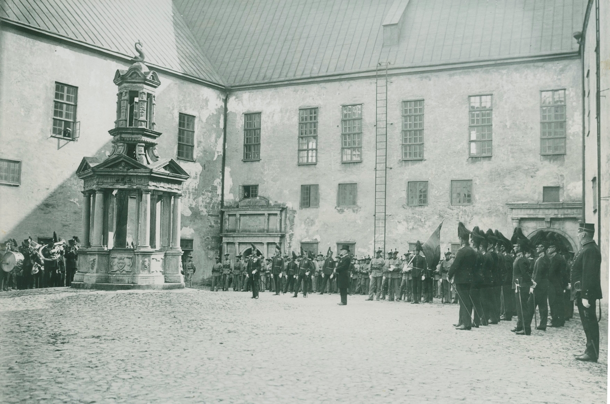 Militärparad på slottets inre borggård, av uniformerna att döma troligen under första världskriget.