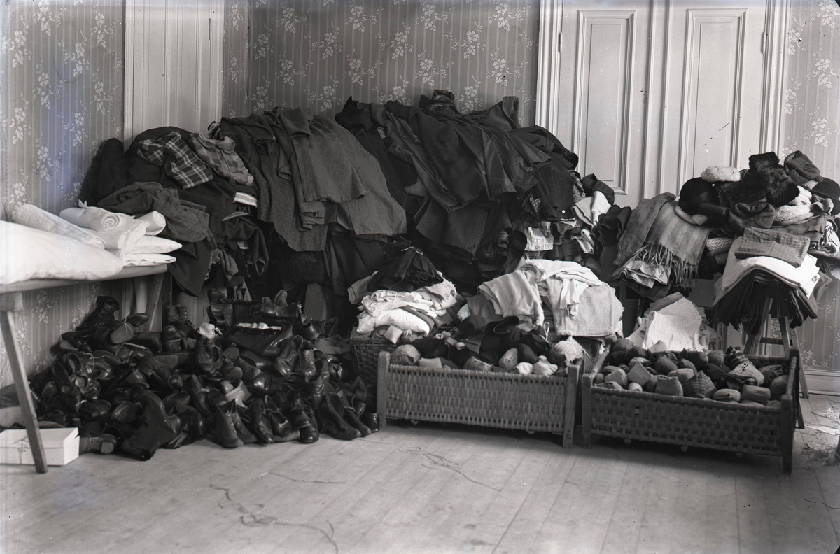 Troligen klädinsamling till Finland i samband med andra världskriget.
