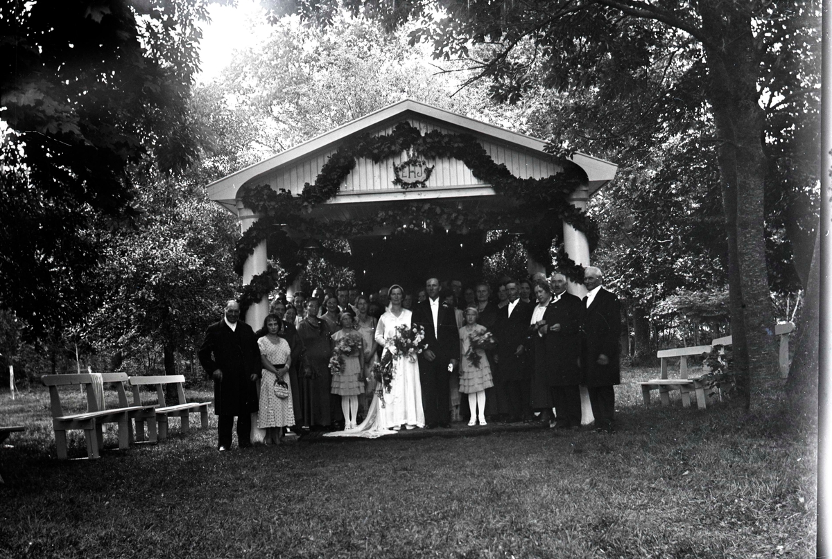 Bröllopsceremoni i  Widebergs trädgård.