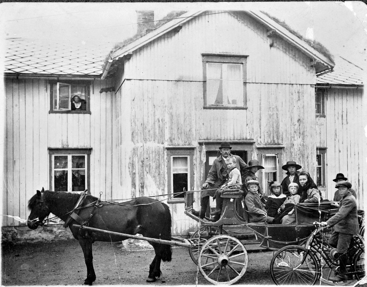 Familie med hest og karjol på Dalebakken, Opphaug, Ørland