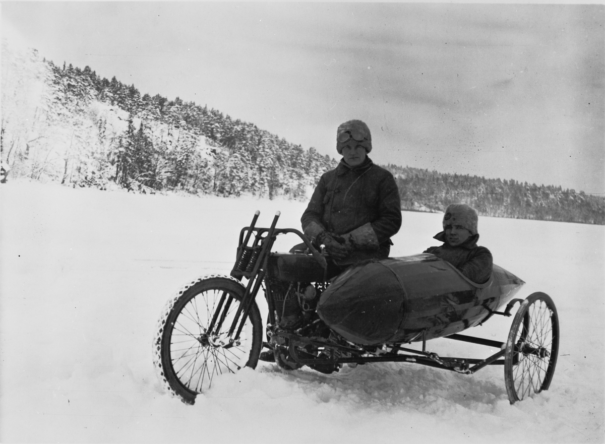 Gunnar Westerberg och John Berglund i motorcykel med sidovagn på is.