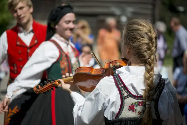 Folkedans og folkemusikk i Friluftsmuseet på Norsk Folkemuseum