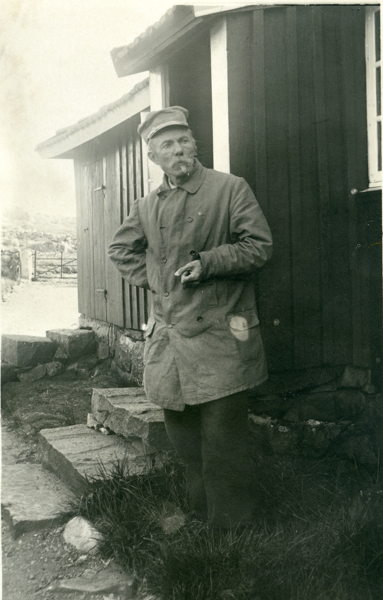 Arne Garborg utanfor huset på Knudaheio.