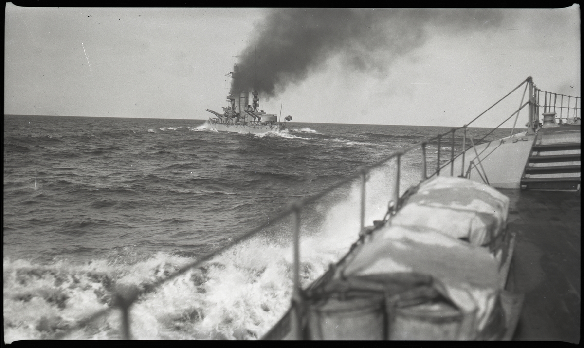 Pansarskeppet DROTTNING VICTORIA till havs, fotograferat från pansarskeppet SVERIGE.