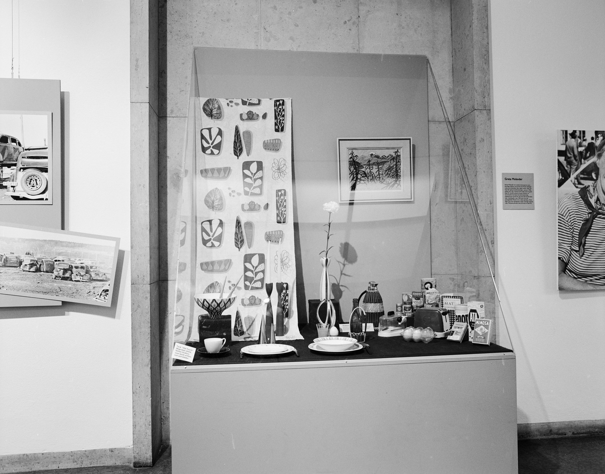 Dokumentation av "Automobilhistoriska klubben" utställningen, Sverige- salen. Monter kökssaker, förpackningar, vas och ljusstake. från 50-talet.