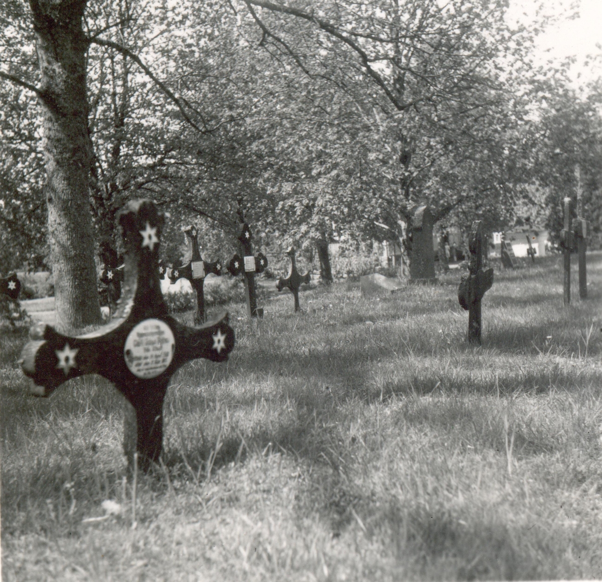 Kyrkogården i Blackstad socken, gravvårdar med emaljskyltar (från Ankarsrum).