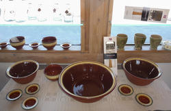 Terrakottabrune, dreide boller i glassert keramikk fra Rørospotteriet. (Foto/Photo)
