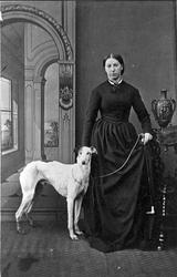 Portrett av Mary Webster Smith og en hund.