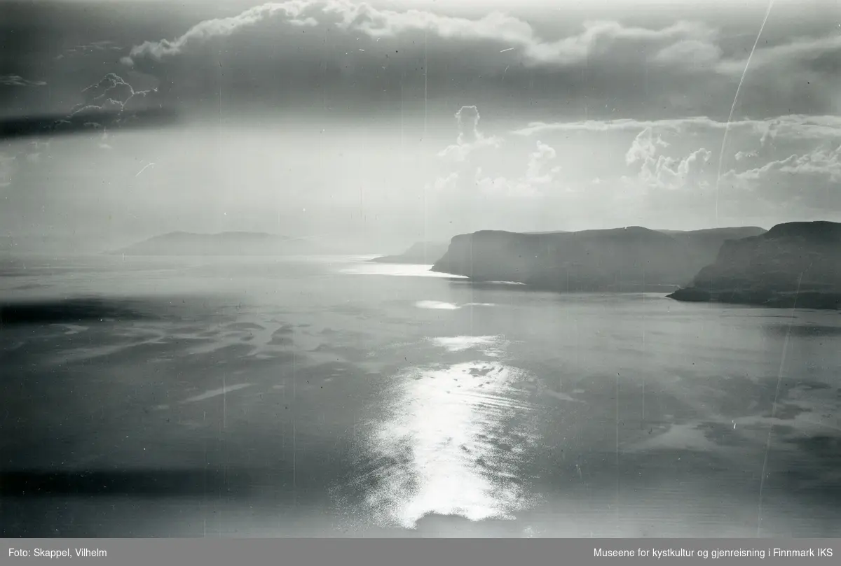 Flyfoto. Kystlinjen langs Porsangerfjorden. 18.08.1953.
