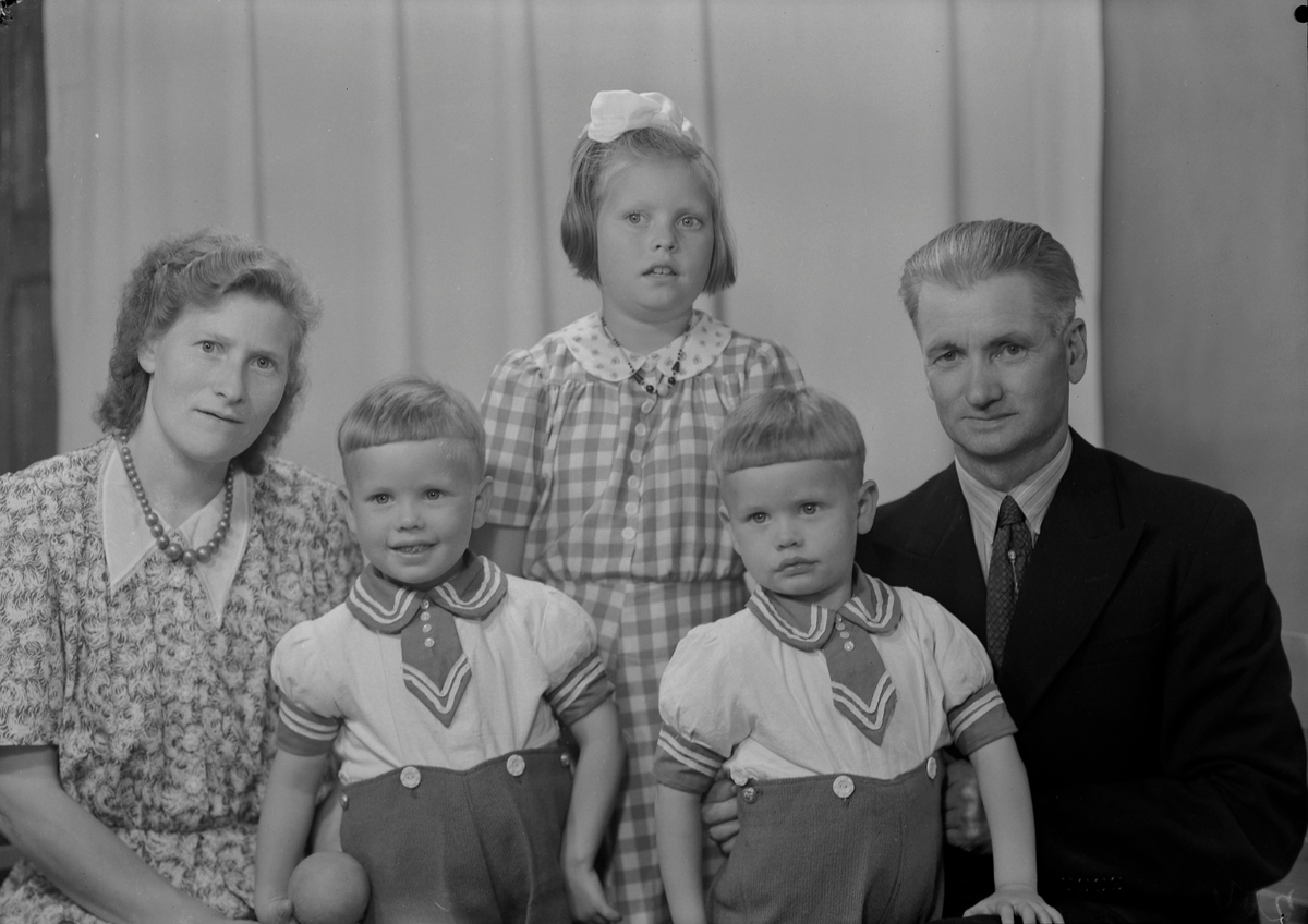 Toralf Senning med kone Olga Jensine med tre barn