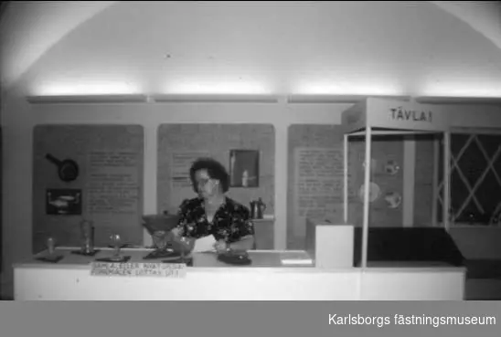 Karlsborgs museum. Utställningen "Falska och äkta antikviteter" år 1974. På bild Anna-Lisa Sjöberg. Diabild.