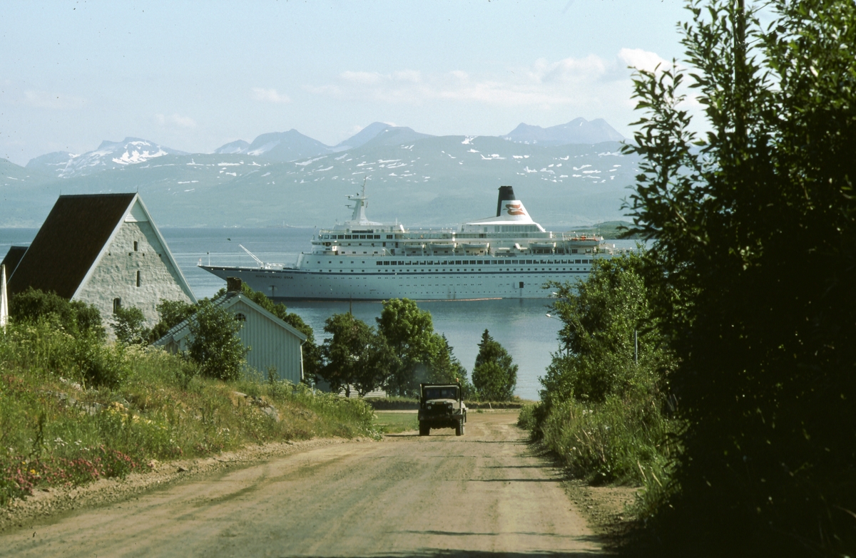 Trondenesveien, med Trondeneskirka og cruiseskip i bakgrunnen. På veien en militær lastebil.