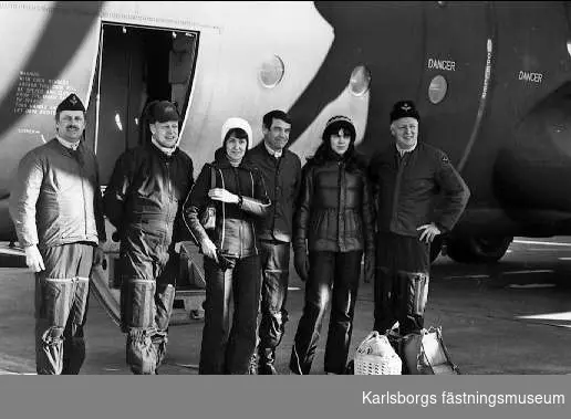 Personal (Gerd Albertsson och Ann-Mari Räftegård) från Karlsborgs museum på studieresa till Boden med Hercules år 1980. Navigatör Fagerholm och flygtekniker Schön från F 7.