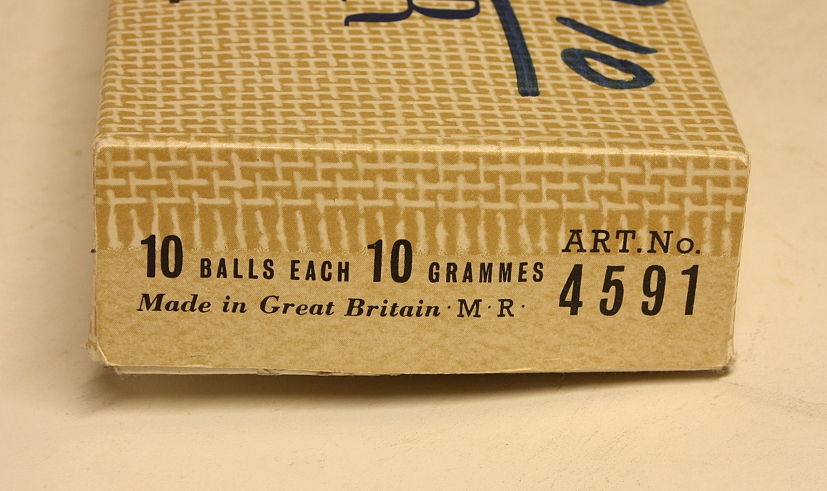 Rektangulær eske med lokk og 32 brodèrgarn i.