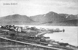 Landskap og bebyggelse på Borkenes. Vei, hesje, naust og båt