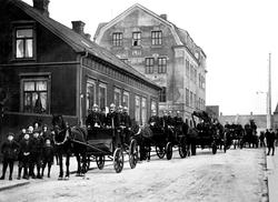 Brannkorpset i Sarpsborg  oppstilt med hester og vogner og u