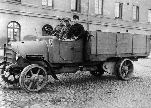 Tygstationens första bil, Scania - Vabis, omkr 1920. Förstoring 16,5 x 22,5 cm finns.