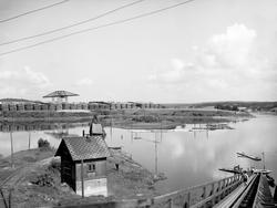 Lensa med Gåsholmen og Borregaards tømmeropplag på Opsund i 