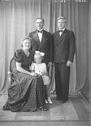 Portrett. Familiegruppe på fire. Mor, far, ung mann(konfirma