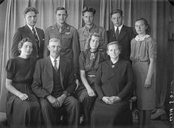 Gruppebilde. Familegruppe på ni. En eldre mann og kvinne, fi