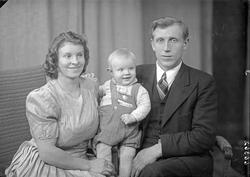 Gruppebilde. Familie. Far, mor og barn. Bestilt av Alf Vestv