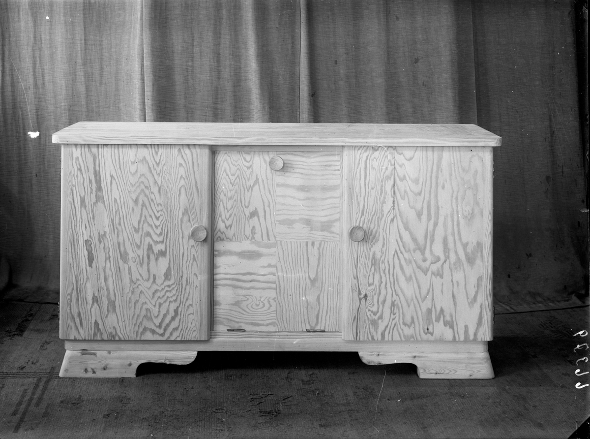 Møbel. 5 forskjellige skap. Kopi. Bestilt av Snekker Thorsen. Sakkestad.