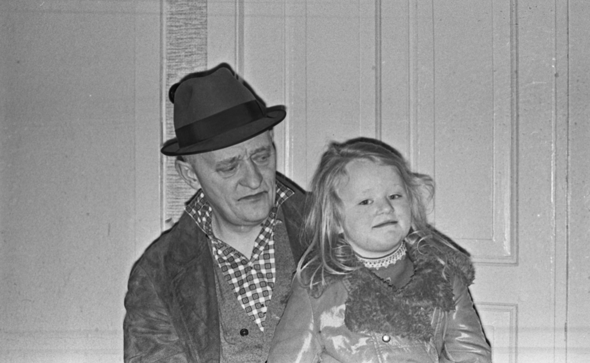 Portrett av Svein Land med datter på fanget.