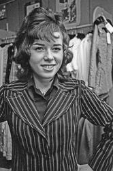 4 intervjues, 2 damer og 2 herrer. Butikkinnreding i bakgrun