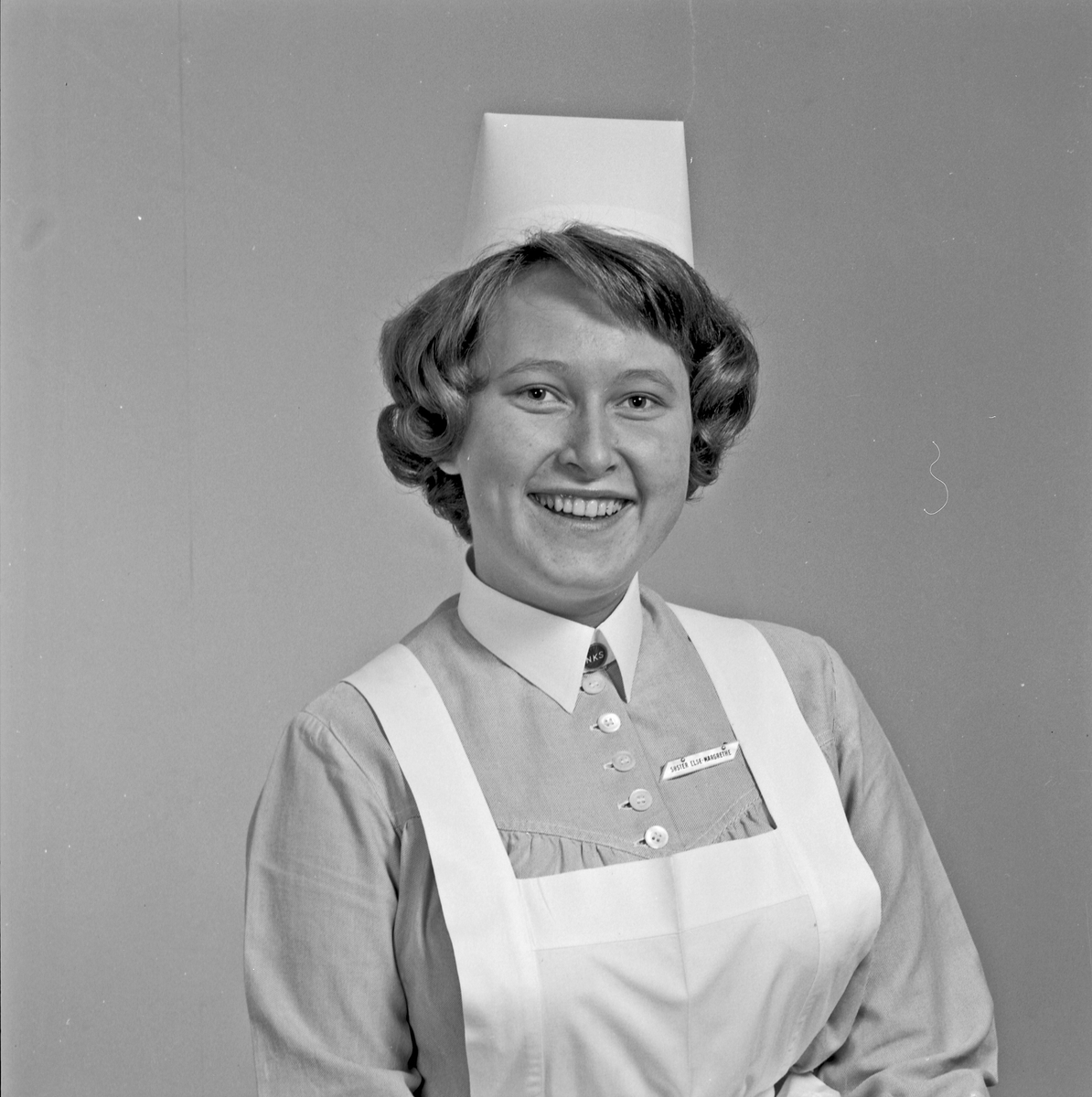 Portrett ung kvinne i sykepleieruniform - bestiller Else M. Olsen