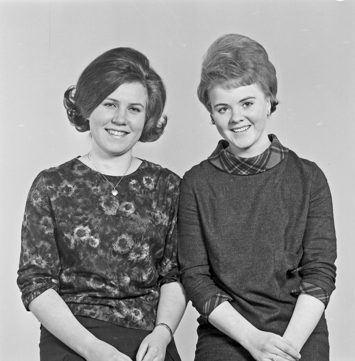 Portrett 2 ung kvinner - bestiller Aud Grimstad og Solveig Vallestad