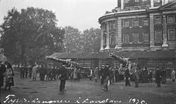 Krigsbytte. To tyske kanoner utstillt i London. Mange intere