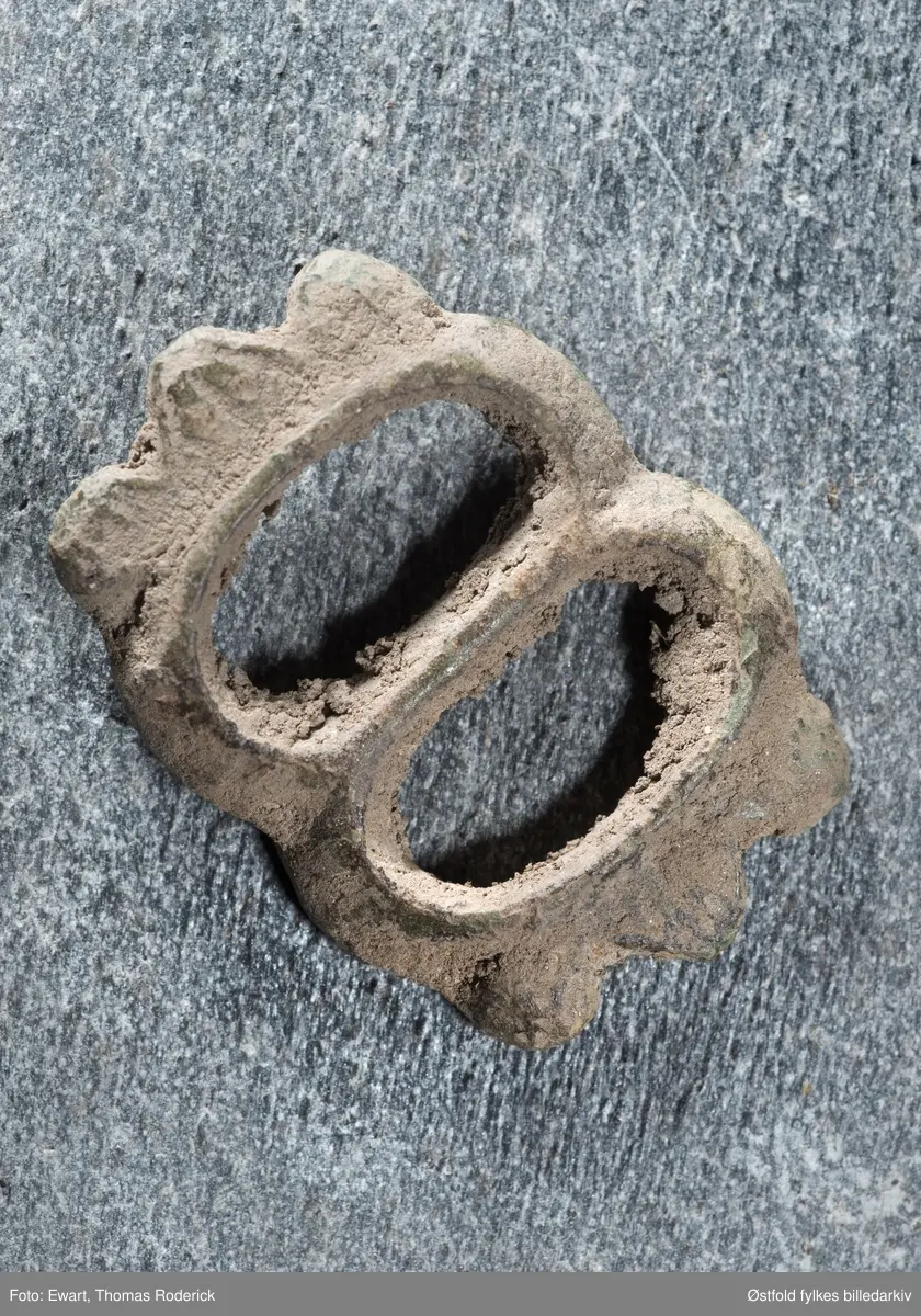 Arkeologisk materiale fra Råde i Østfold, ring og beltespenne.
Spennen og ringen, de tre nederste bildene, er funnet sammen på Huseby i Råde.
 
Tesala kirke – kirken som forsvant
 
Vi vet at det sto en kirke på storgården Huseby i middelalderen, den ble kalt Tesal eller Tesala etter det gamle navnet på gården. Vi vet ikke når den ble bygd eller nøyaktig hvor, for kirken ble nedlagt og revet på slutten av 1500-tallet.
Trolig ble Tesala sognekirke bygd i stein på 1100-tallet, 330-400 meter vest for her du står nå. Vi hører første gang om den i en opptegnelse fra 1381. Noen år senere skrev biskop Eystein i sin jordebok at kirken eide en prestegård. På 1400-tallet ble den kapell under Råde kirke. I beretningen til biskop Jens Nilssøn fra slutten av 1500-tallet står det om Tesal kapell: «… der udi vor icke giortt tieniste udi lang tid.» (Der har det ikke vært gudstjeneste på lang tid.) Sten fra den nedrevne kirken ble brukt til reparasjon av Råde kirke etter brannen på 1500-tallet. Nå er det bare minnet igjen av Tesala kirke.