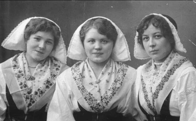 Dalkullor klädda i landskapsdräkt, Anna, Astrid och Maria år 1916. Förstoring 25 x 40 cm. Neg finns.