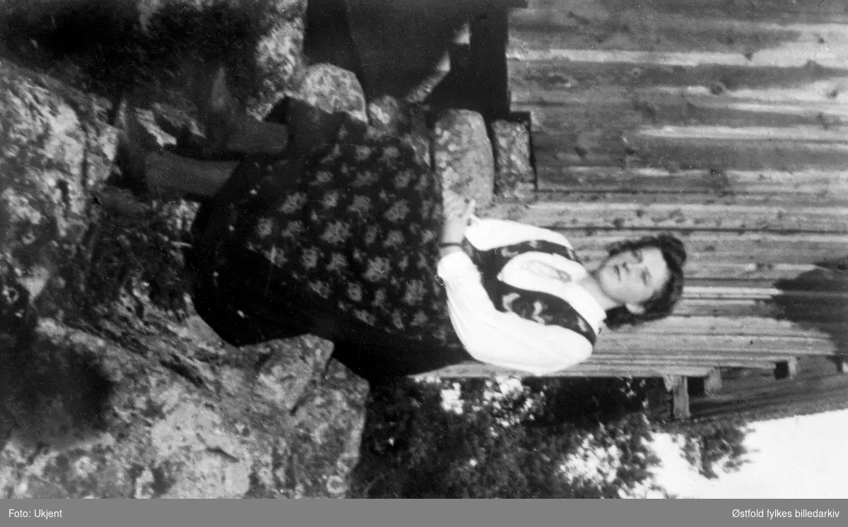 Marit Skipperud, Kjos i lånt Hallingdal-bunad foran smia. Smia ble senere satt opp på bygdetunet.