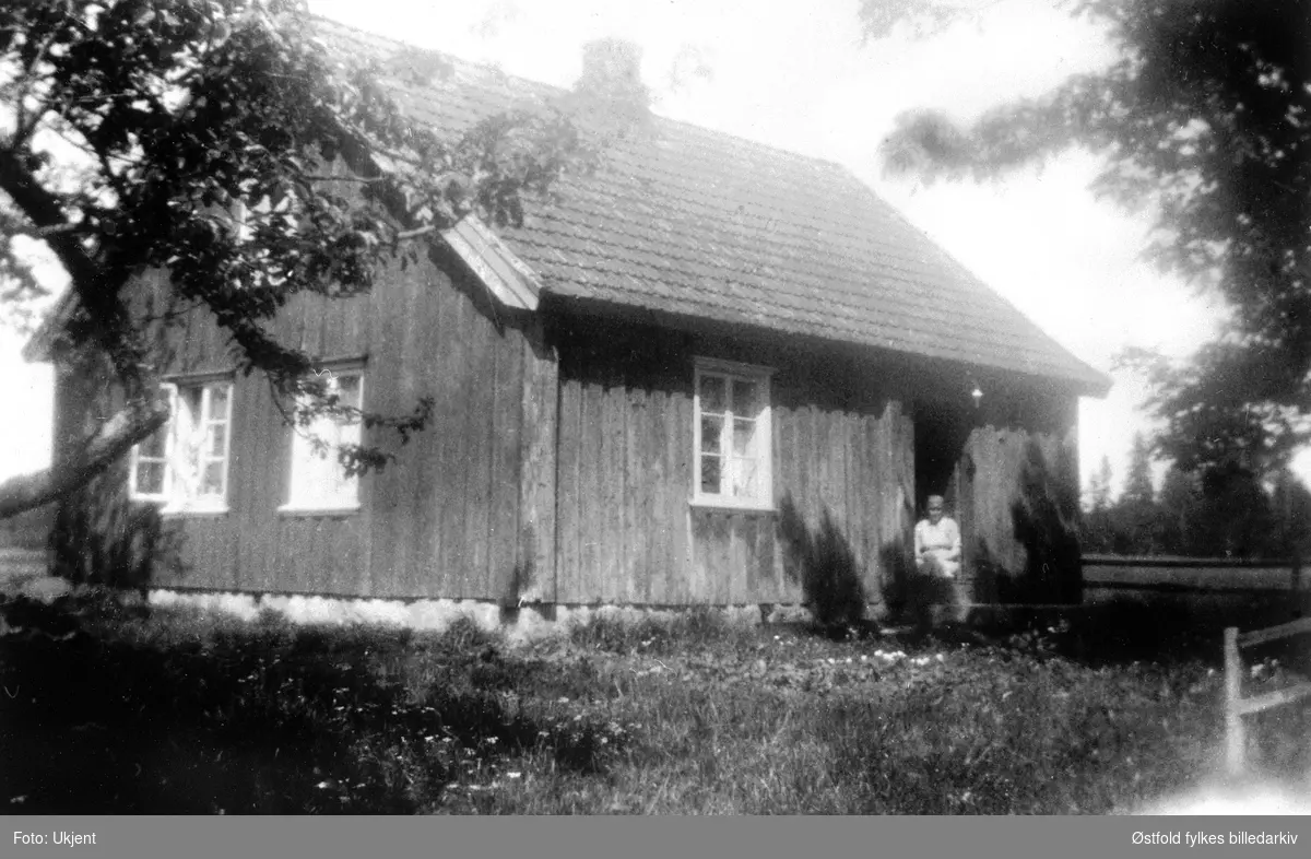 Marie Kassem i døra på våningshuset på gården Kassem 58/1 i Skiptvet, ca. 1925.