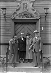 Forstander i Waisenhusstiftelsen Bjarne Rossvoll  med flere