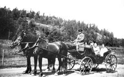 Hestekjøretøy med passasjerer på Tomb i Råde 1939-40. Kusken
