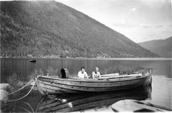 To menn i fortøyd robåt på Tinnsjøen.