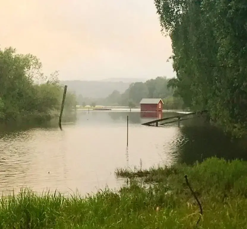 Foto av flom ved besøkssenteret