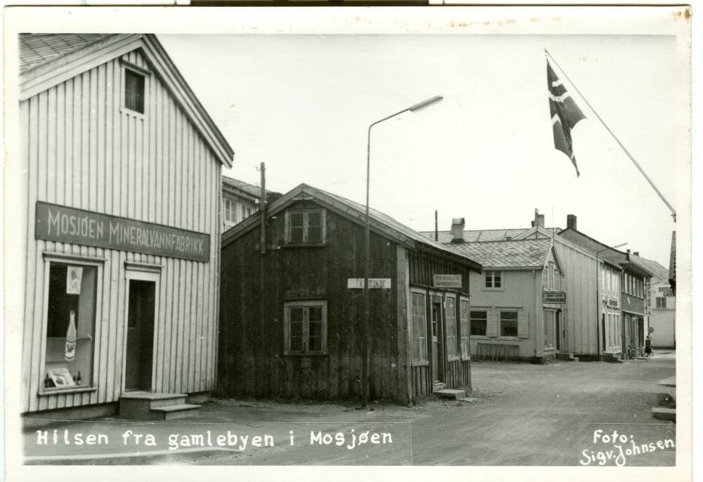Sjøgata. Mosjøen Mineralfabrikk, Skomaker Per Bangsund, Urmaker Adolf Schei, Trikotasjehuset, Samvirkelaget.