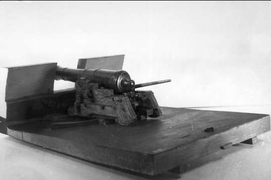 Kanonmodell, 36-pundig kursör - svänglåda av Malmstens modell, med kanon. Marinmuseet.