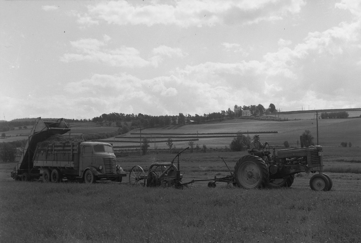 Moderne landbruksmaskiner på Tunga gård