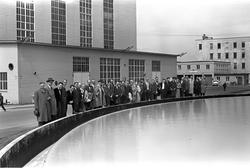 Besøksgruppe ved Dorrtank, bedriftsavisredaktøren.