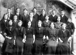 Fortsettelsesskolen i Trøgstad ca. 1913. I midten lærer Gudb