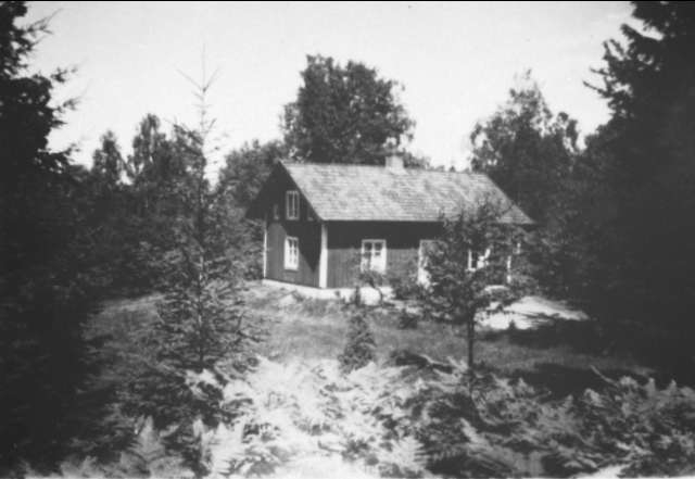 I Backastugan mellan Undenäs - Lindhult hos makarna Adolf och Ingeborg Johansson hade pingströrelsen sitt första fäste med regelbunda stugmöten. Förstoring 29 x 40 cm. Neg finns.
