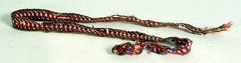 Strumpeband av ull. Språngat med mönster i brunt, rött, blålila och vitt.



Neg.nr: 1990-01