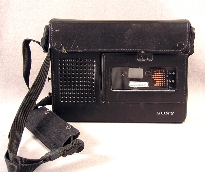Enl. liggare:
"Kassetbandspelare-Sony-i svart läderfodral, har tillhört museet omkring 1978-talet.