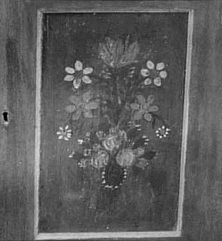 Överskåp, ådrat i ljust brunt. 2 grönmålade spegeldörrar, dekorerade med målade blommor i vitt, gult och rött. Rundat krön med sniderieri form av 2 uddfriser med utstående uddar. 


Neg.nr: 
Sakord: ÖVERSKÅP
Tillverkningstid: 1750-1880
Material: FUR
Teknik: SNICKRAT MÅLAT
Mått: B=1020  H=955  DJ=370
Vikt: